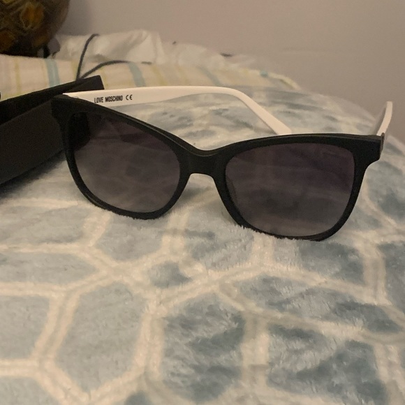 Moschino sunglasses - Picture 2 of 4